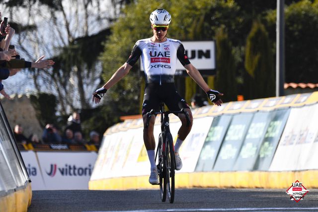 Juan Ayuso dá recital e vence 'à Pogacar'!