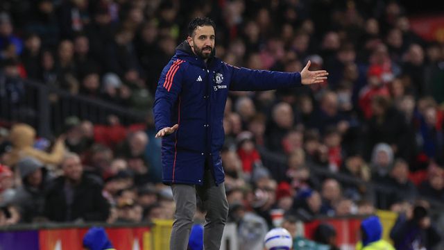Ruben Amorim dá instruções aos jogadores do Mancester United durante um jogo