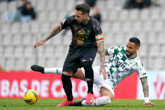 Schettine disputa a bola com Miguel Lopes no Moreirense-Estrela da Amadora