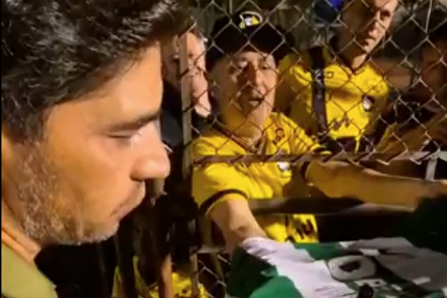 Abel Ferreira autografa camisola do Sporting