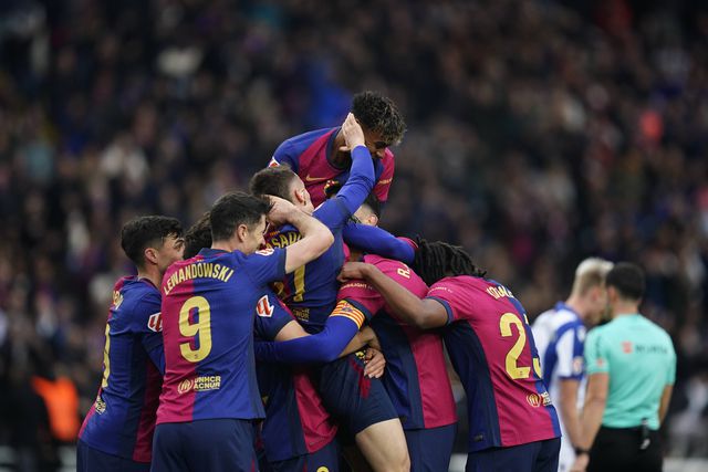 Jogadores do Barcelona a celebrarem o primeiro golo do encontro