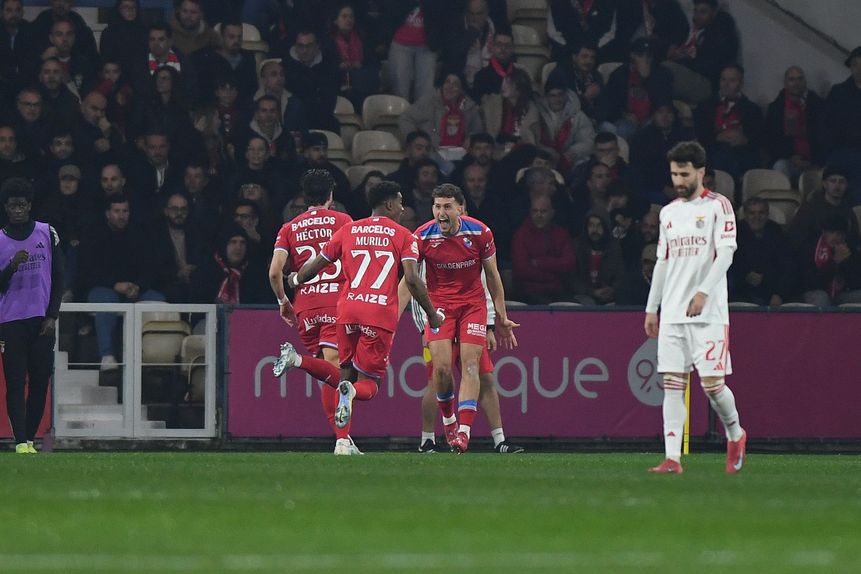 Festa dos jogadores do Gil Vicente, contrastando com a reação de Rafa (Foto: Rogério Ferreira/Kapta+)