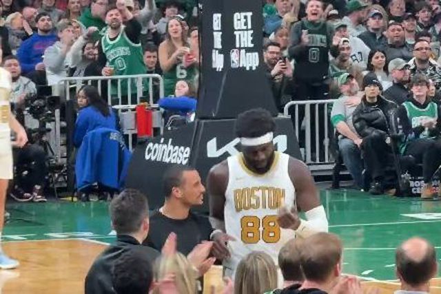 Joe Mazzulla fala com Neemias Queta