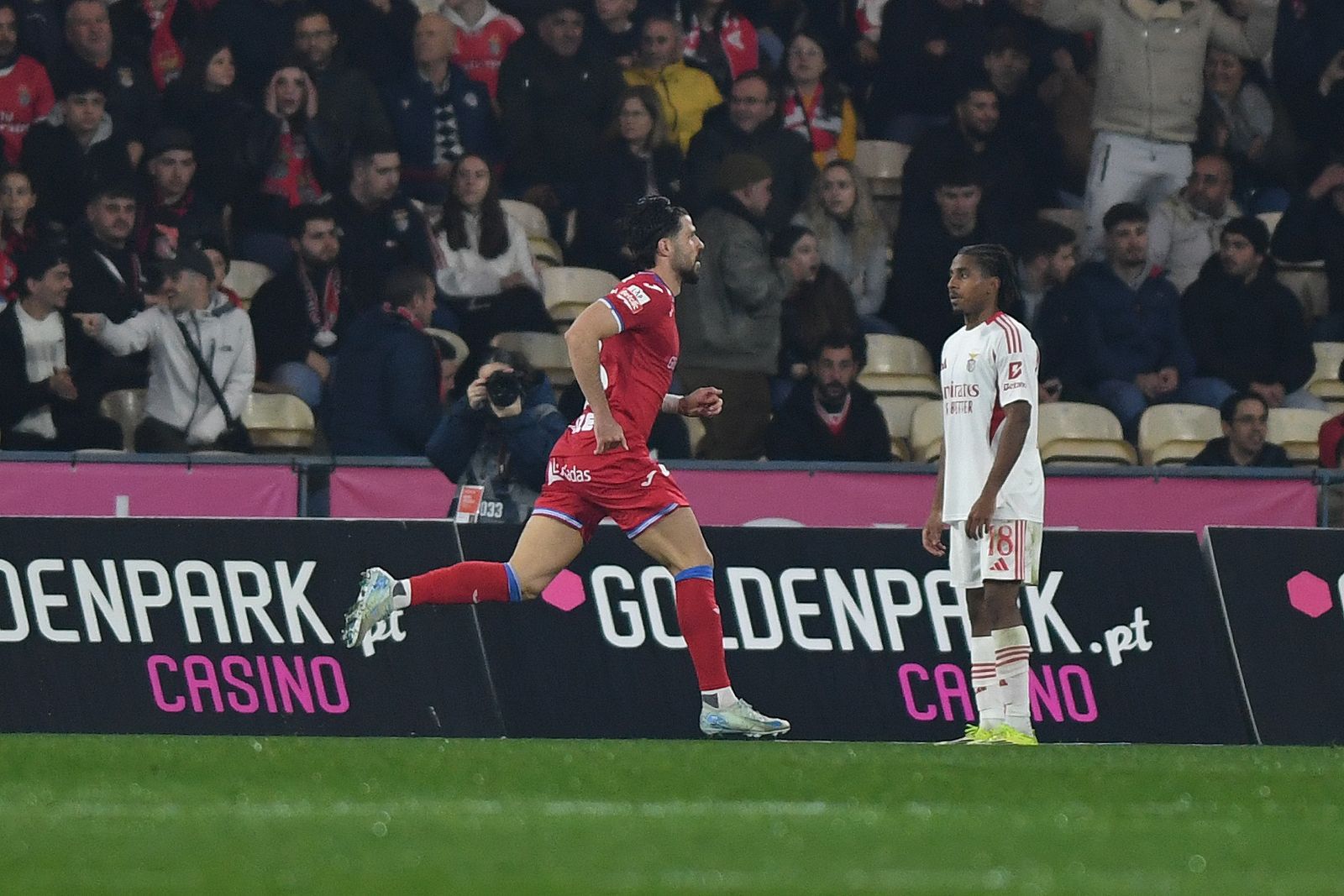 Festejos de Héctor Hernández (Foto: Rogério Ferreira/Kapta+)