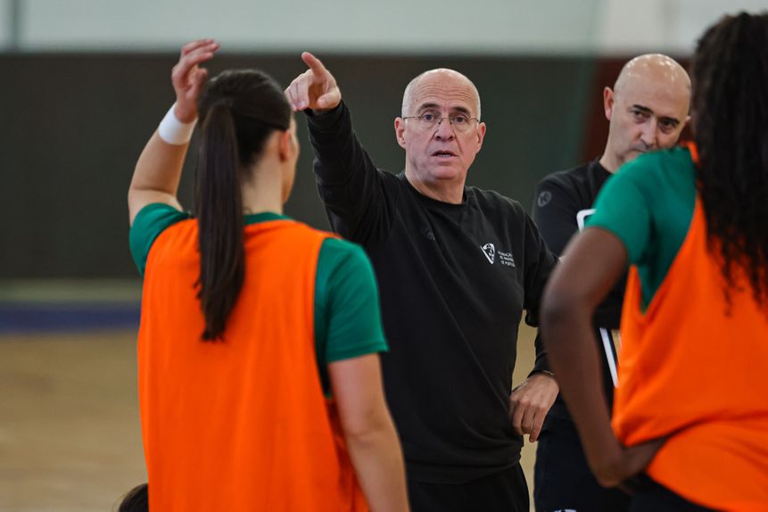 José António Silva lidera a Seleção feminina de andebol. Foto FAP