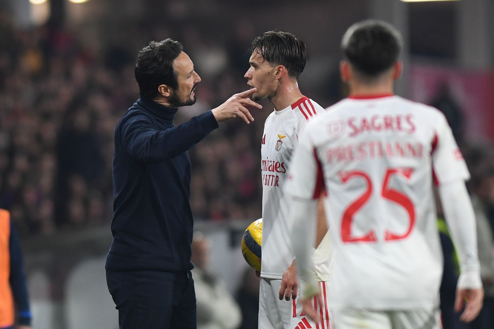 Final da 1.ª parte marcado por discussão entre Dedic e César Peicoto, que pedia maior celeridade ao jogador do Benfica na reposição de bola (Foto: Rogério Ferreira/Kapta+)