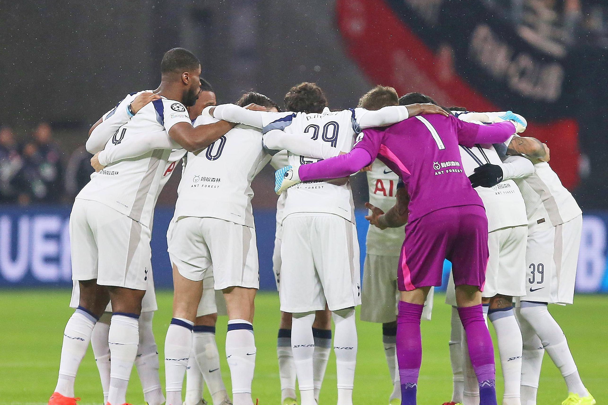 Jogadores do Tottenham durante encontro com o Eintracht Frankfurt