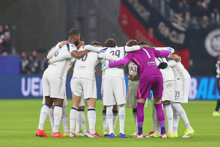 Jogadores do Tottenham durante encontro com o Eintracht Frankfurt