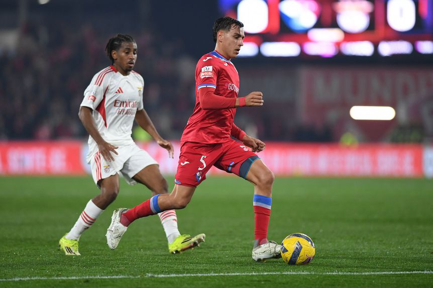 Facundo Cáseres foge a Leandro Barreiro (Foto: Rogério Ferreira/Kapta+)
