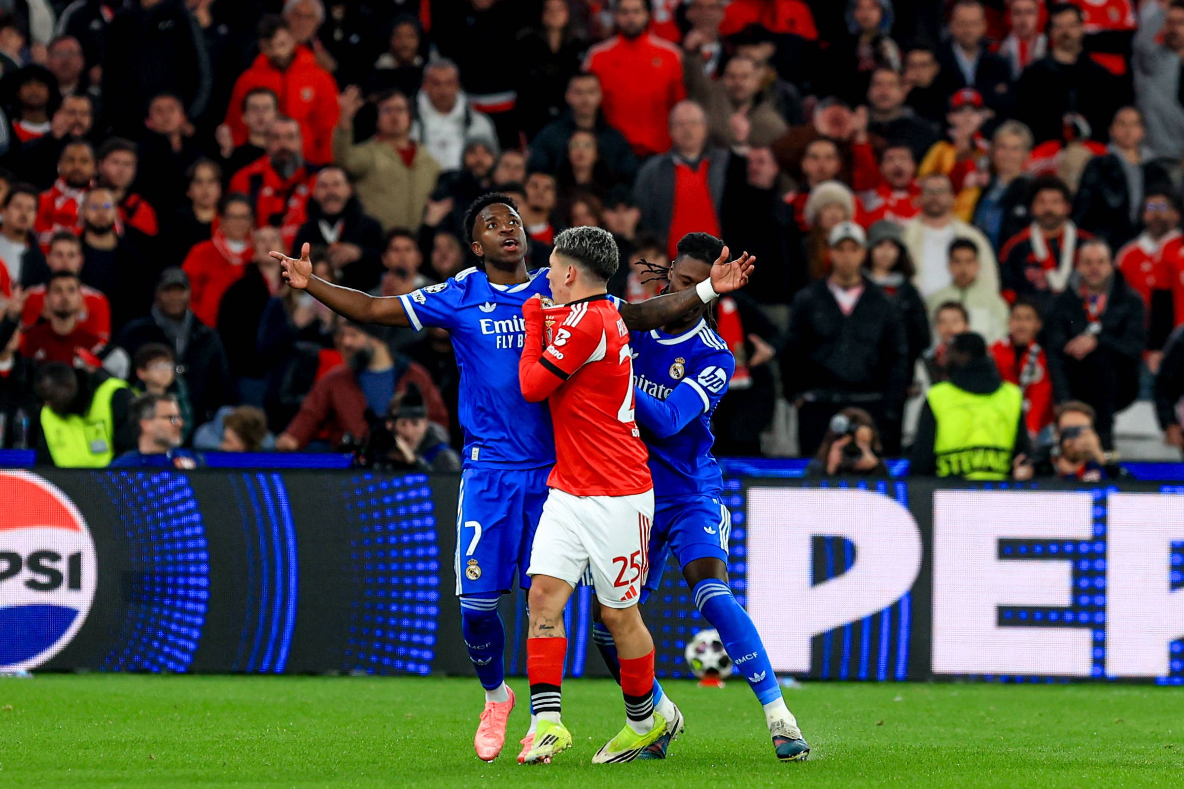 O incidente entre Prestianni e Vinícius Júnior no Estádio da Luz — Foto: IMAGO