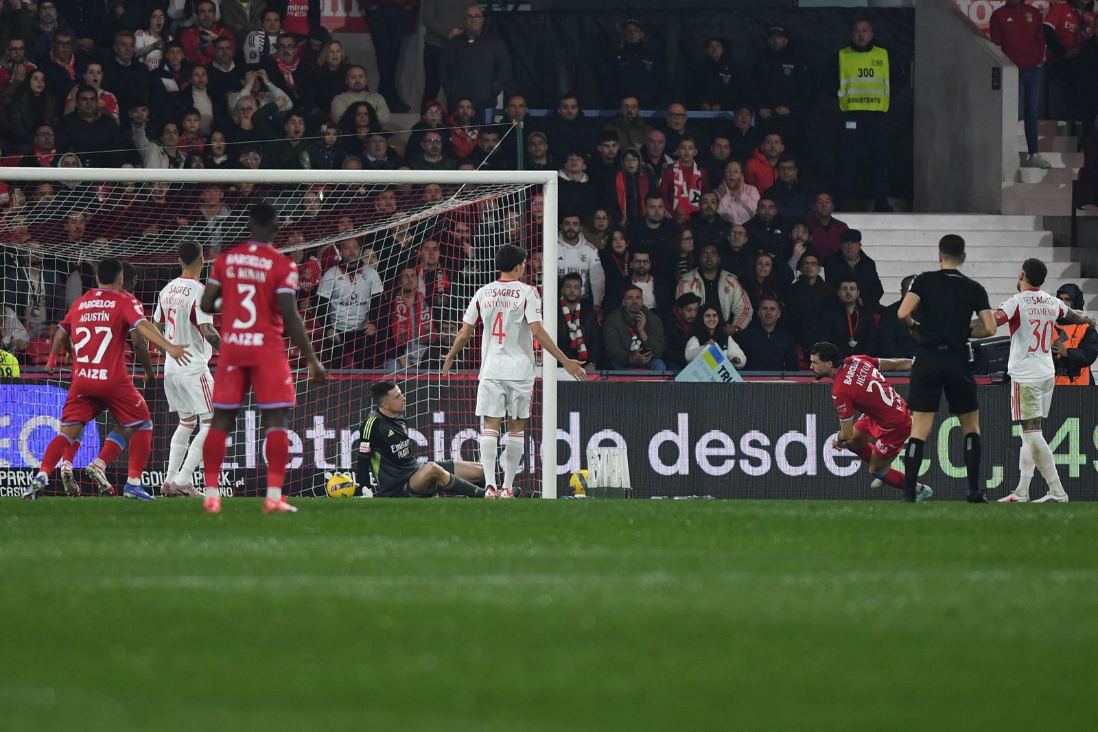 Momento em que Héctor Hernández bate Trubin