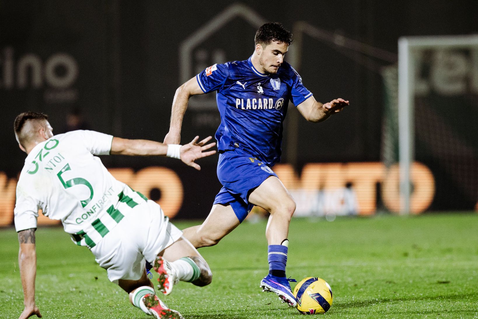 Lateral-direito, formado no FC Porto, é uma das atuais figuras do conjunto de Vila Nova - Foto: Famalicão