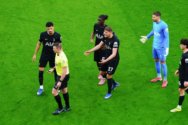 Jogadores do Tottenham frustrados no jogo com o Fulham