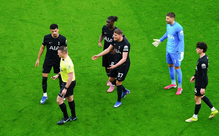 Jogadores do Tottenham frustrados no jogo com o Fulham