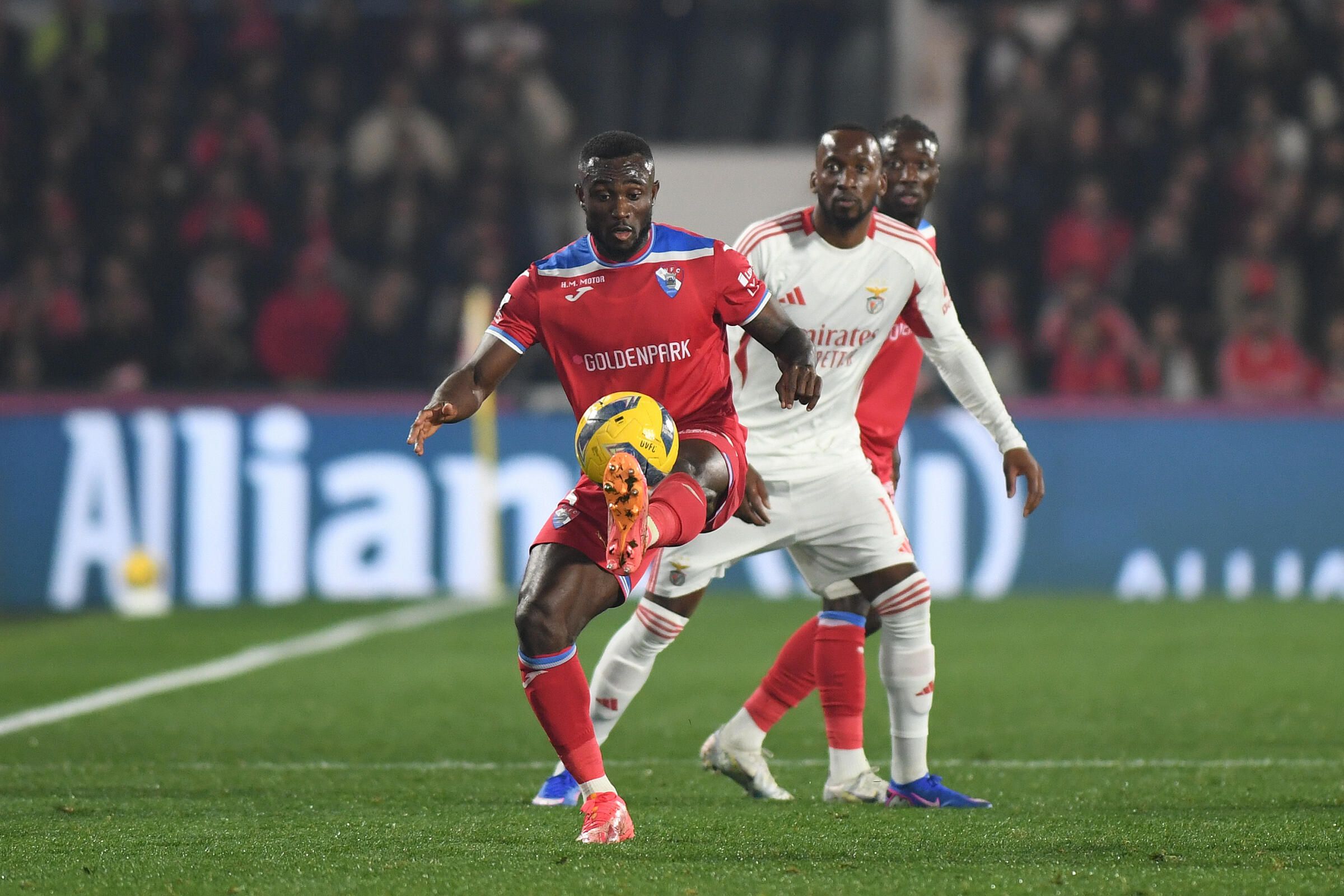 Konan e Lukebakio (Foto: Rogério Ferreira/Kapta+)