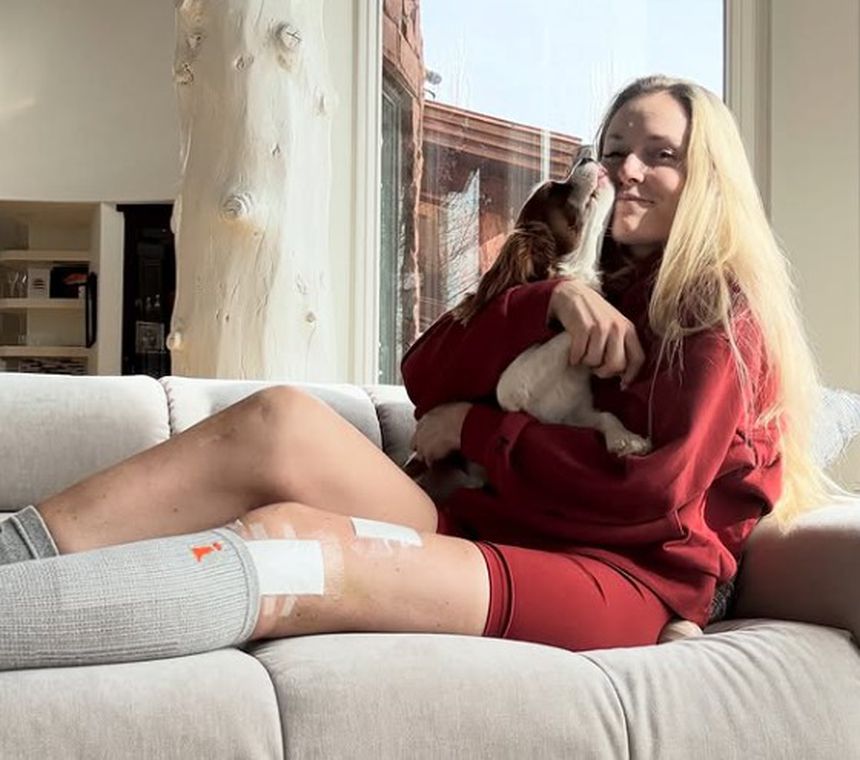 Lindsey Vonn de regresso a casa após a lesão grave, com o cão Chance. Foto Instagram/Lindsey Vonn