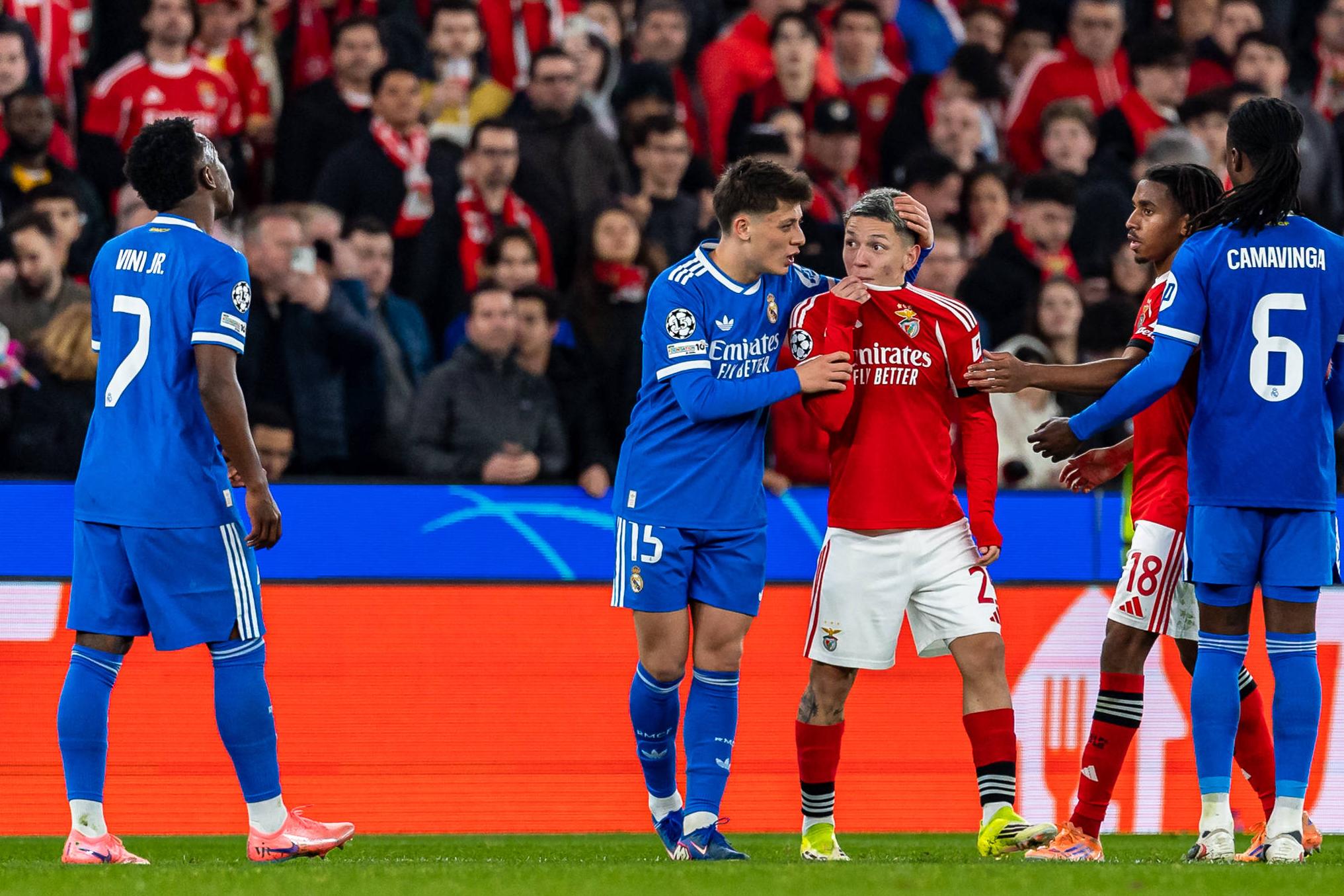 O desentendimento entre Vinícius Júnior e Prestianni no Estádio da Luz — Foto: IMAGO
