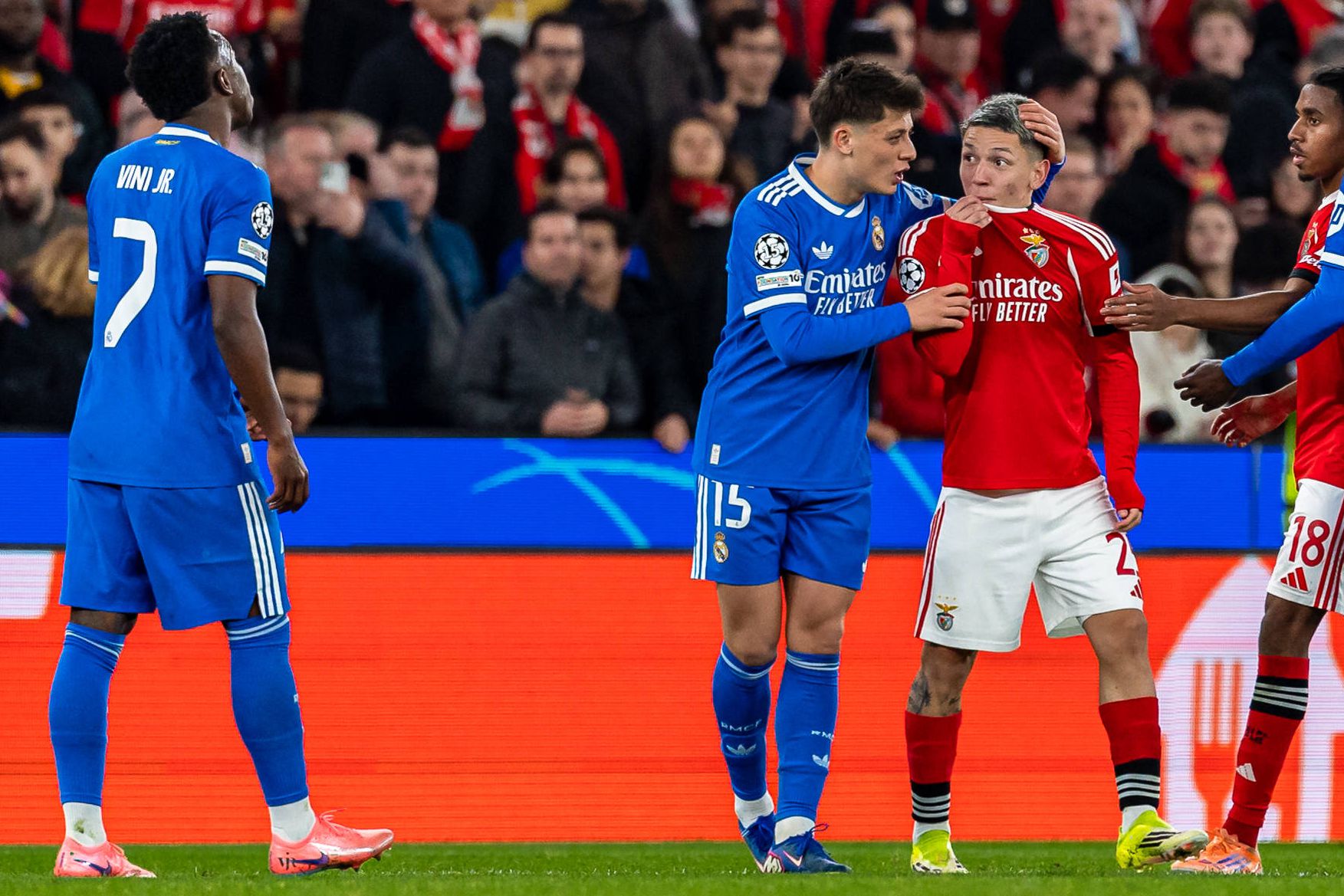 O desentendimento entre Vinícius Júnior e Prestianni no Estádio da Luz — Foto: IMAGO