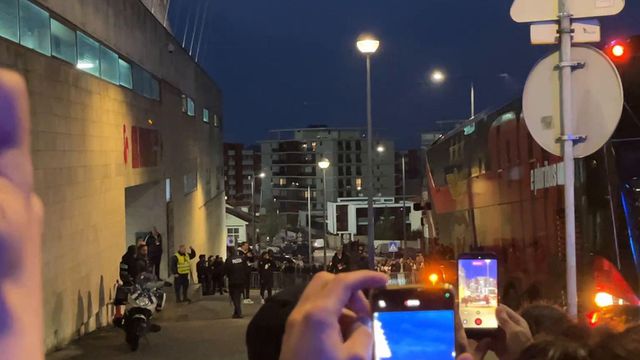 Gritos de apoio e aplausos a Prestianni