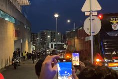 Gritos de apoio e aplausos a Prestianni