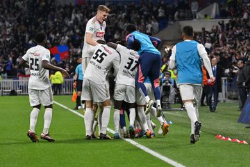 Lyon avança para a final da Taça de França e adeptos invadem o relvado