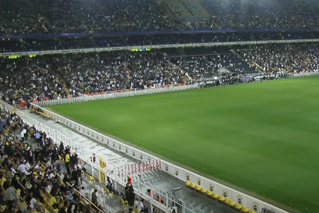 Mais de 20 mil adeptos do Fenerbahçe no estádio para decidir saída da liga turca