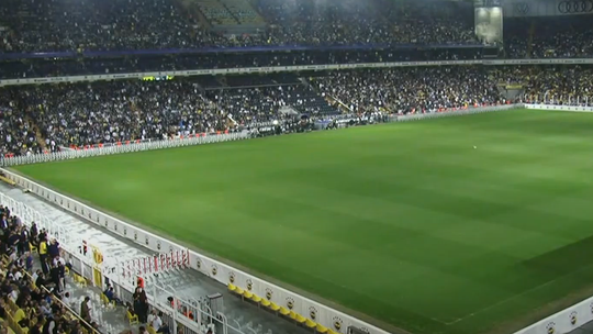 Mais de 20 mil adeptos do Fenerbahçe no estádio para decidir saída da liga turca