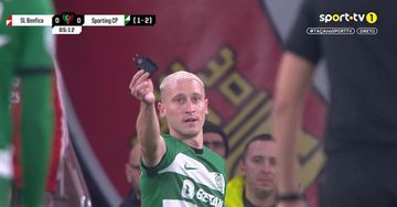 VÍDEO: carregador lançado a Nuno Santos no Benfica-Sporting