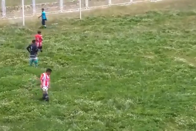 VÍDEO: as condições bizarras de um relvado antes da Taça do Peru