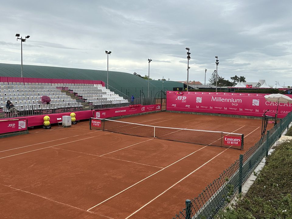 Estoril Open (vídeo): tenistas continuam treinos apesar da chuva que atrasou jogos
