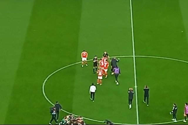 Jogadores do Benfica reclamaram com equipa de arbitragem