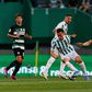 Tiago Morais, do Rio Ave, tem a bola controlada perante a pressão de Hjulmand, capitão do Sporting