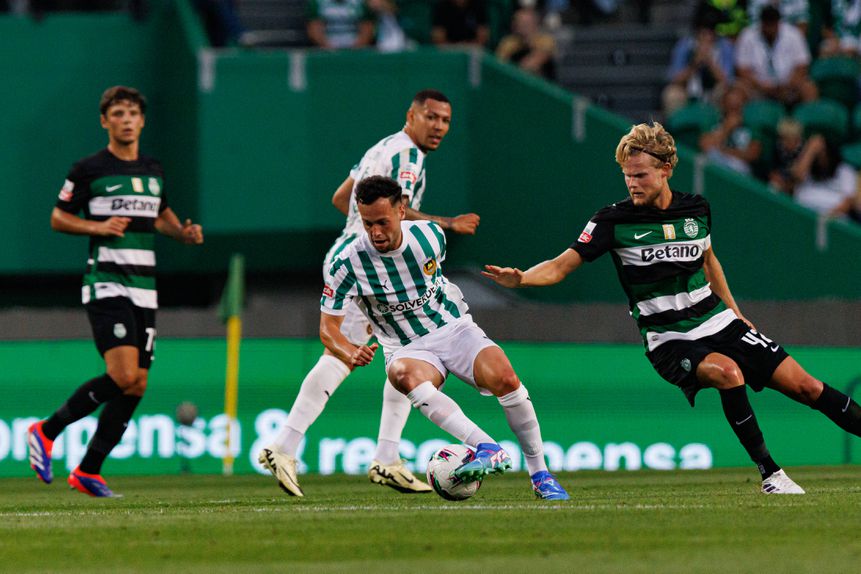 Tiago Morais, do Rio Ave, tem a bola controlada perante a pressão de Hjulmand, capitão do Sporting