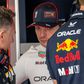 Max Verstappen, piloto da Red Bull Racing, com rosto a mostrar preocupação em Xangai, na China