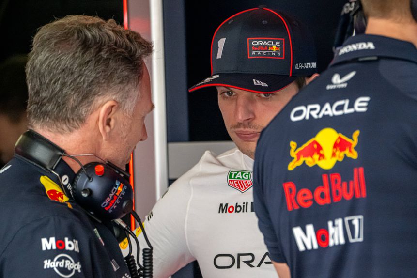 Max Verstappen, piloto da Red Bull Racing, com rosto a mostrar preocupação em Xangai, na China