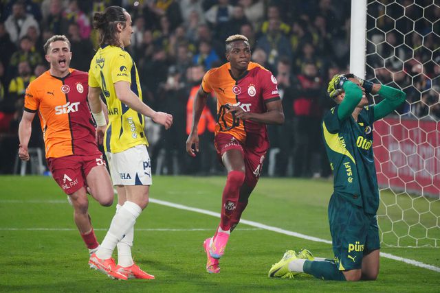 Osimhen bisou frente ao Fenerbahçe