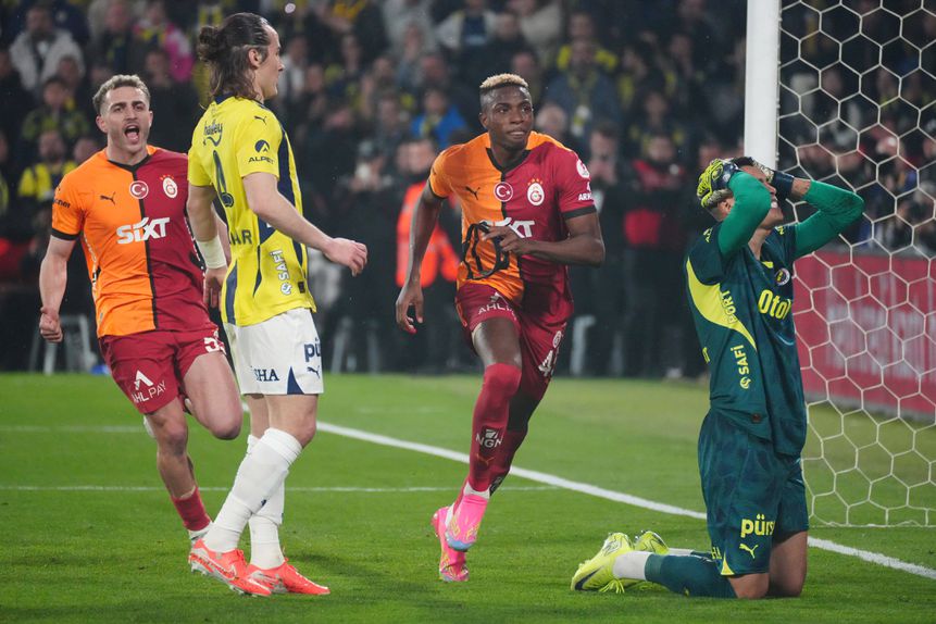 Osimhen bisou frente ao Fenerbahçe