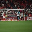 Benfica resiste a pressão do Farense e alcança Sporting no topo da tabela