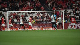 Benfica resiste a pressão do Farense e alcança Sporting no topo da tabela