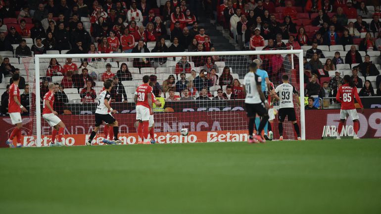 Benfica resiste a pressão do Farense e alcança Sporting no topo da tabela