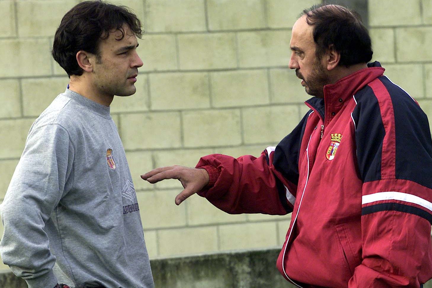 Manuel Cajuda com Quim, em 2002, quando treinava o SC Braga (foto A BOLA)