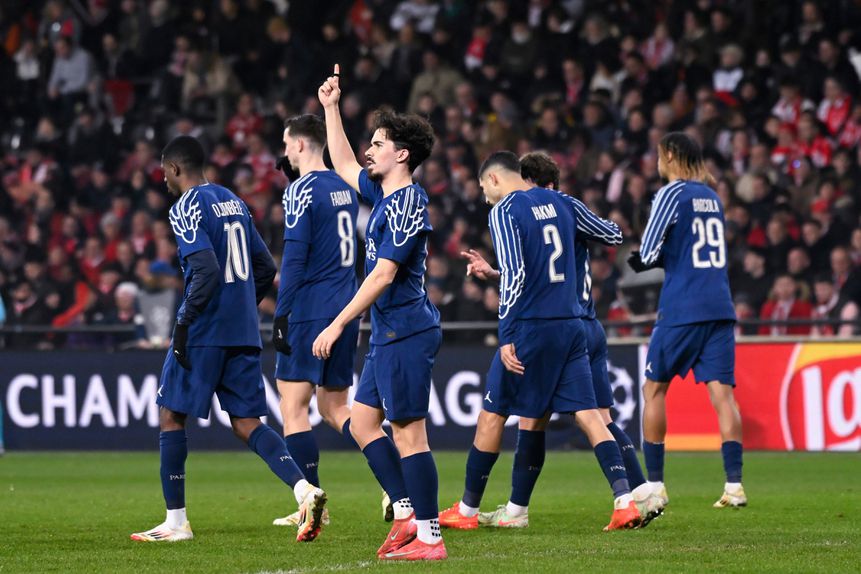 Vitinha festeja com a camisola do PSG