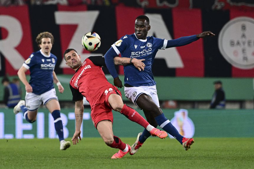 Xhaka discutiu com adeptos do Leverkusen no final do jogo com o Arminia Bielefeld