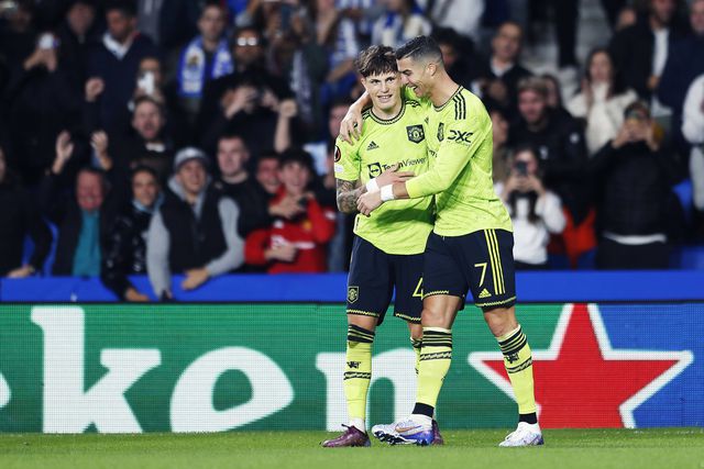 Alejandro Garnacho a celebrar um golo com Cristiano Ronaldo no Manchester United