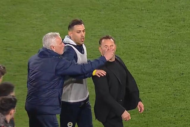 José Mourinho aperta o nariz a Orkan Buruk