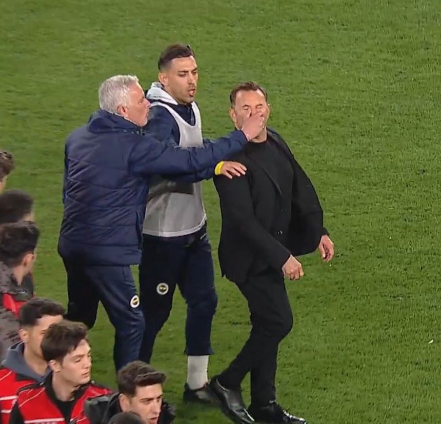 José Mourinho aperta o nariz a Orkan Buruk