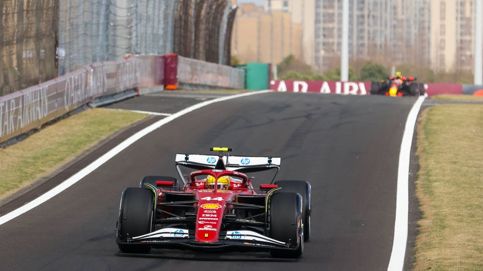 Lewis Hamilton, ao volante do Ferrari, na China