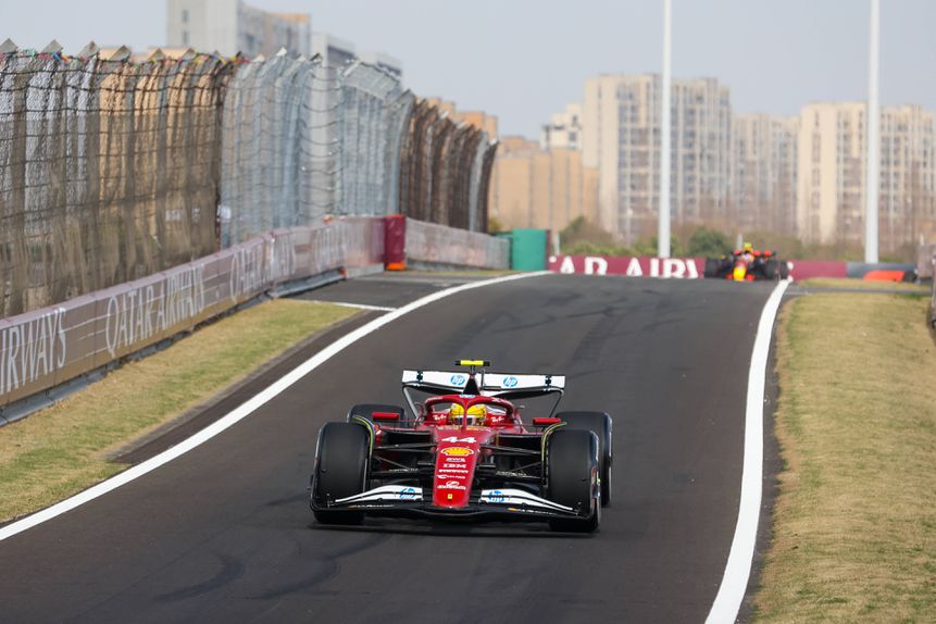 Lewis Hamilton, ao volante do Ferrari, na China