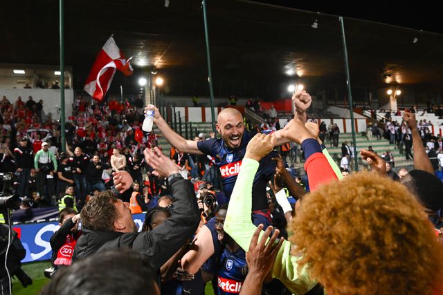 A festa dos jogadores do Reims, atual 15.º classificado da Ligue 1 (Foto: William Cannar/IMAGO)