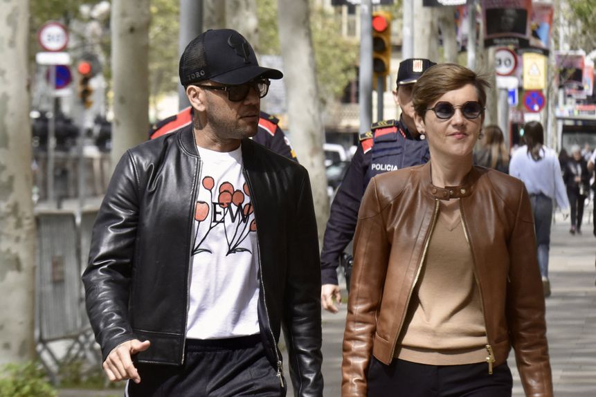 Dani Alves à chegada ao Tribunal de Barcelona, na companhia da advogada (IMAGO)